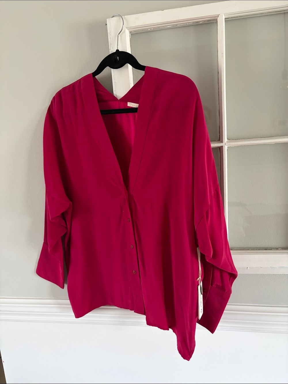 Gold Hawk; NWT Relaxed V-Neck Button-Front Blouse in Fuchsia. SMALL